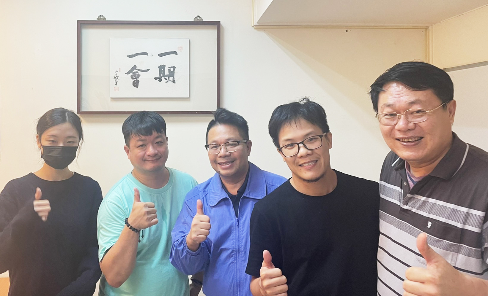 在 柬 埔 寨 與 馬 來 西 亞 都 持 續 投 入 義 診 的 偏 鄉 牙 醫 許 毓 丕 醫 師 ( 右 ) ， 陪 同 思 安 慈 善 協 會 的 社 工 到 「 就 諦 學 堂 」 交 流 ， 討 論 協 助 街 友 牙 醫 健 診 的 公 益 方 案 ， 是 2 0 2 4 年 送 給 社 會 的 一 份 禮 物 ！ 