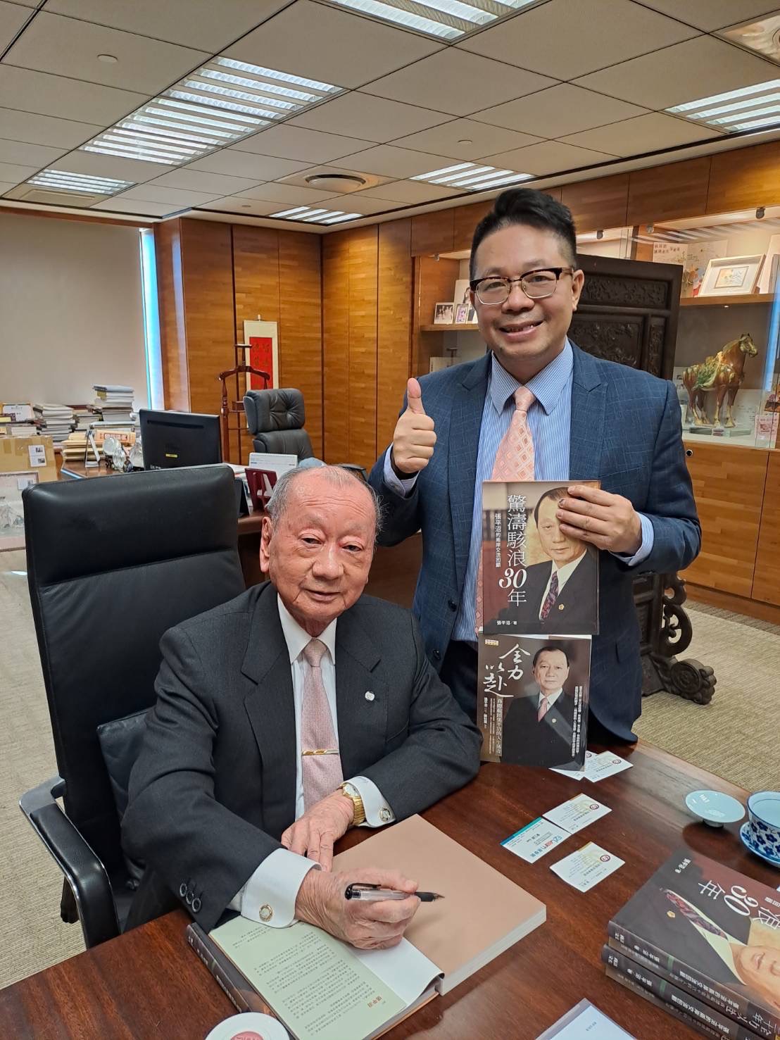 拜 會 前 商 總 理 事 長 張 平 沼 董 事 長 ( 左 ) ， 感 謝 其 長 年 對 社 會 的 關 懷 及 對 後 生 晚 輩 的 關 愛 ！ 