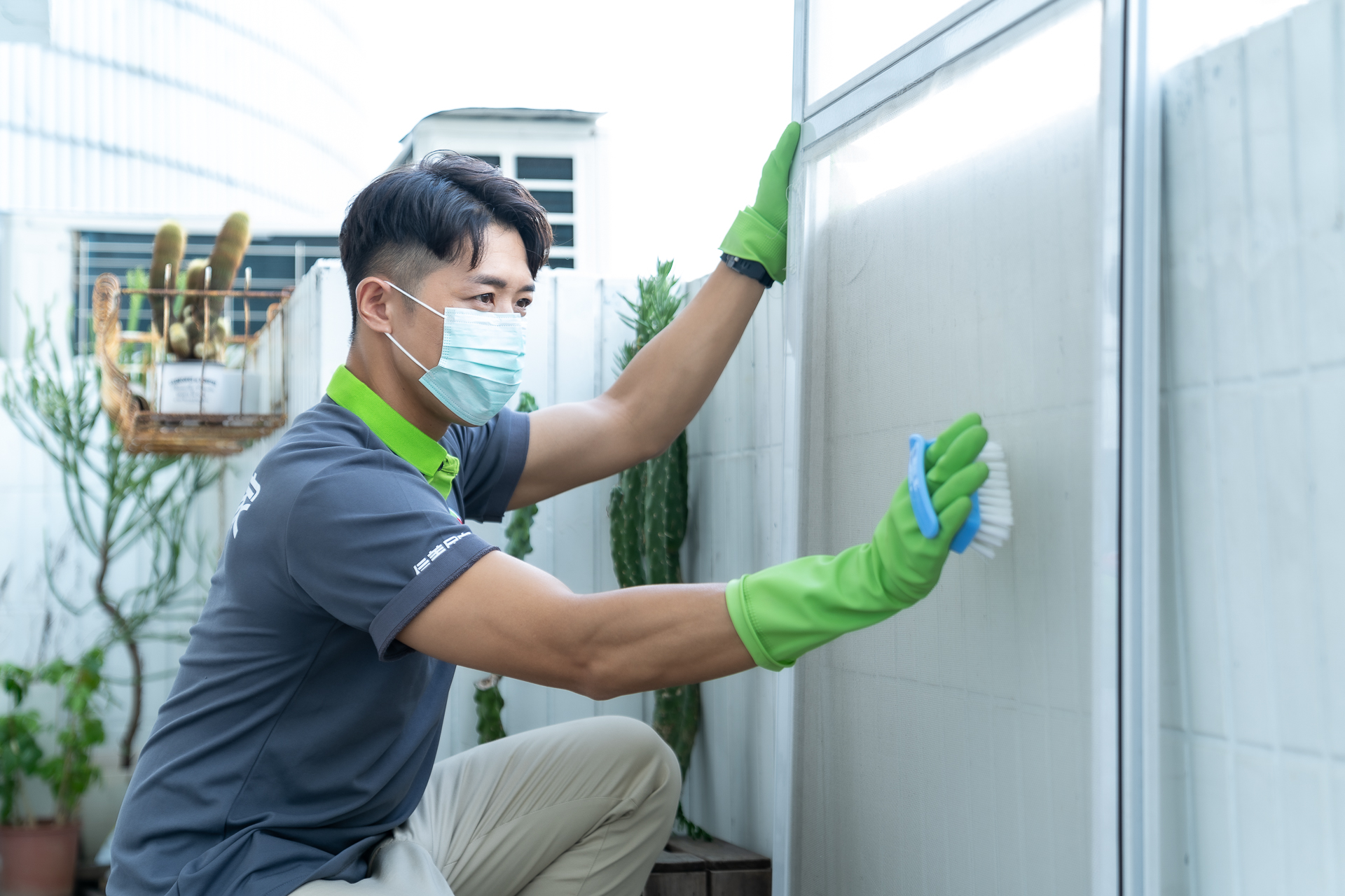 大 掃 除 的 重 點 之 一 是 清 除 布 滿 灰 塵 污 垢 的 窗 戶 及 玻 璃 。 圖 / 信 義 居 家 提 供 