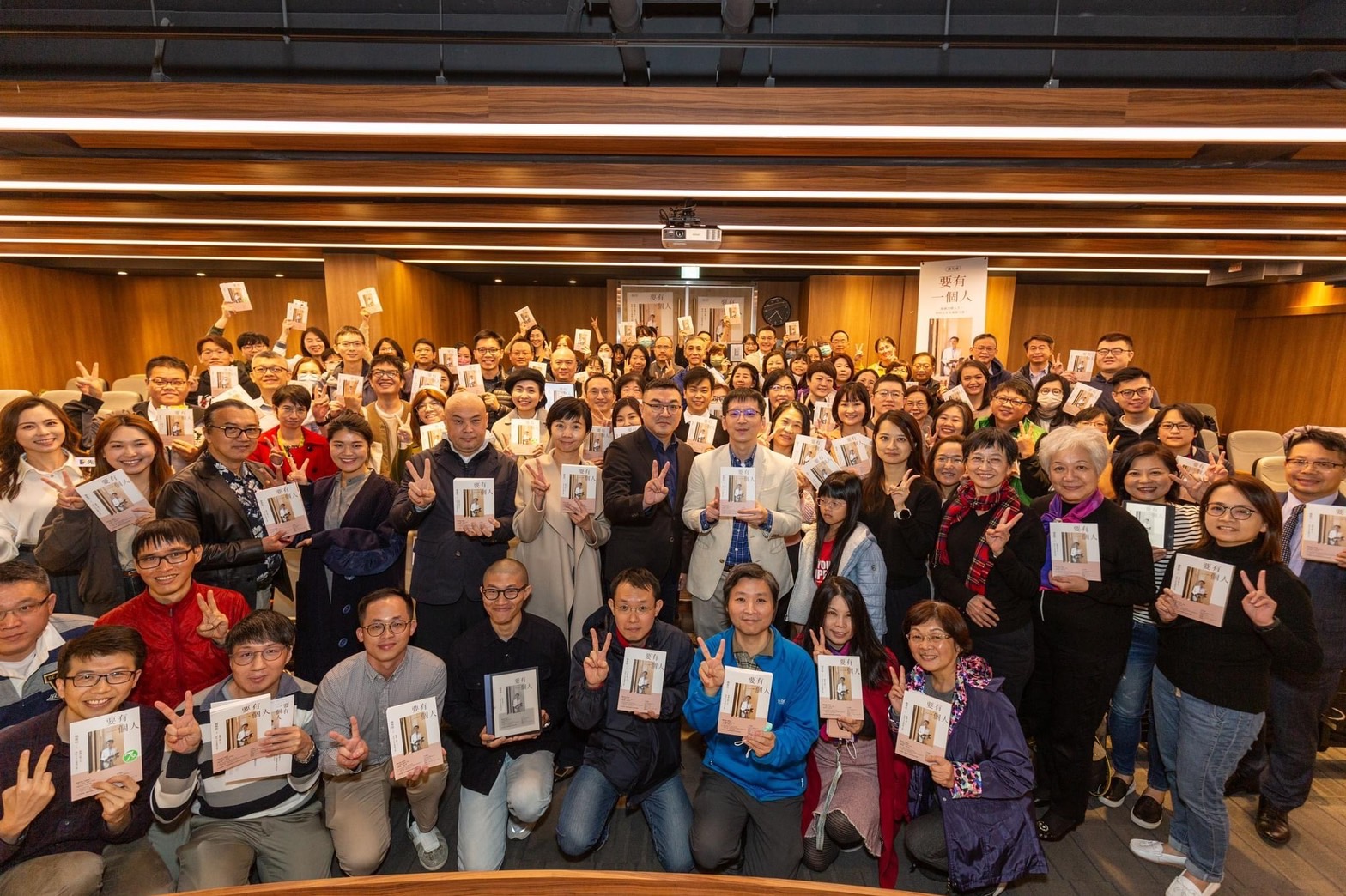 楊 斯 棓 醫 師 繼 《 人 生 路 引 》 大 賣 三 十 刷 後 ， 元 月 一 日 再 出 版 《 要 有 一 個 人 》 新 書 ， 上 市 十 日 已 四 刷 ， 版 稅 皆 捐 公 益 讓 人 敬 佩 ！ 就 諦 學 堂 也 購 入 二 百 本 做 公 益 用 途 ！   