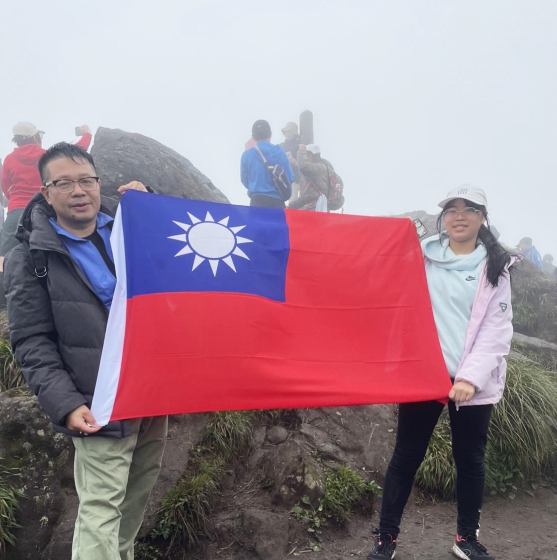 今 年 元 旦 帶 著 女 兒 攀 登 七 星 山 登 頂 成 功 ， 突 然 有 種 體 驗 「 人 生 當 中 只 要 決 定 的 目 標 ， 用 爬 也 要 爬 上 去 ！ 」 