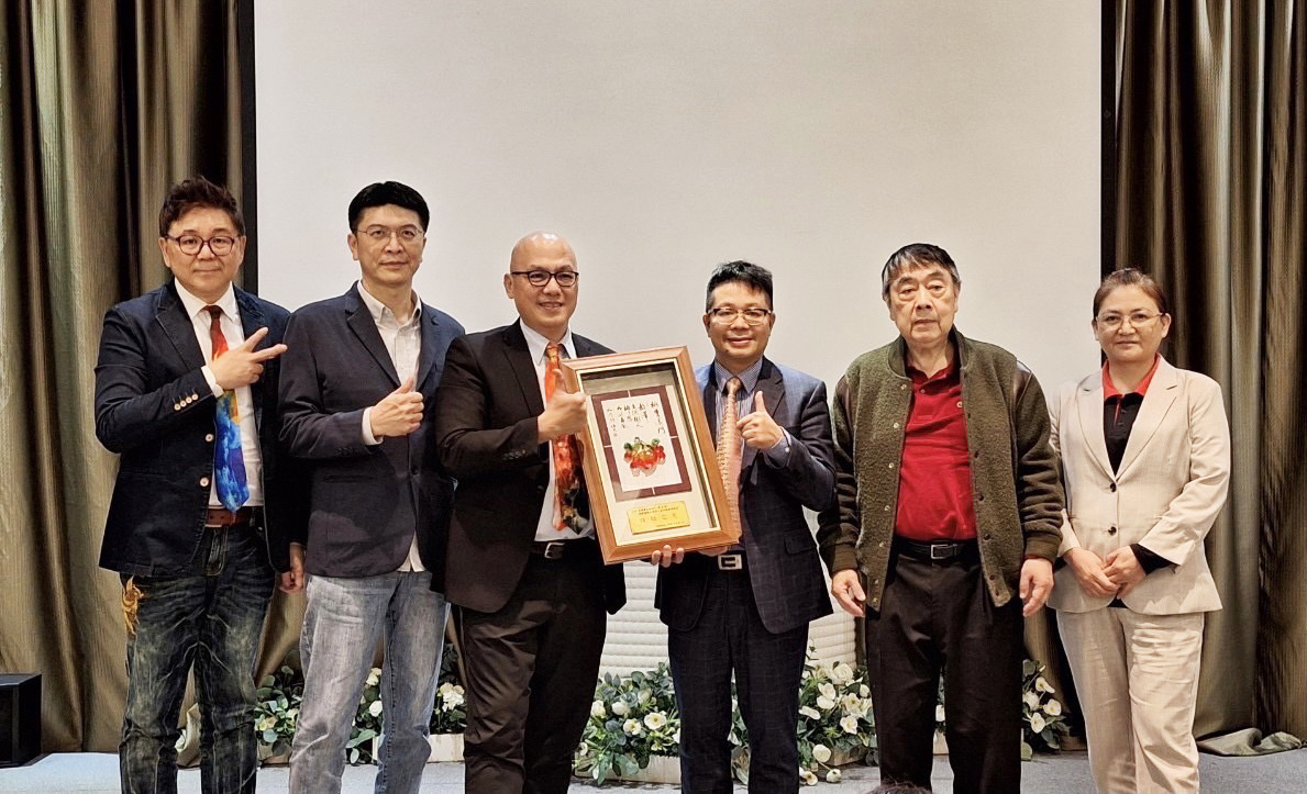感 謝 雲 聯 網 扶 輪 社 ( 創 社 社 長 林 恩 先 生 ) 頒 發 第 一 屆 「 金 職 獎 聯 誼 會 」 會 長 的 聘 書 ， 希 望 持 續 跟 大 家 一 起 投 入 社 會 關 懷 ！ ( 圖 右 二 為 王 復 蘇 醫 師 ) 