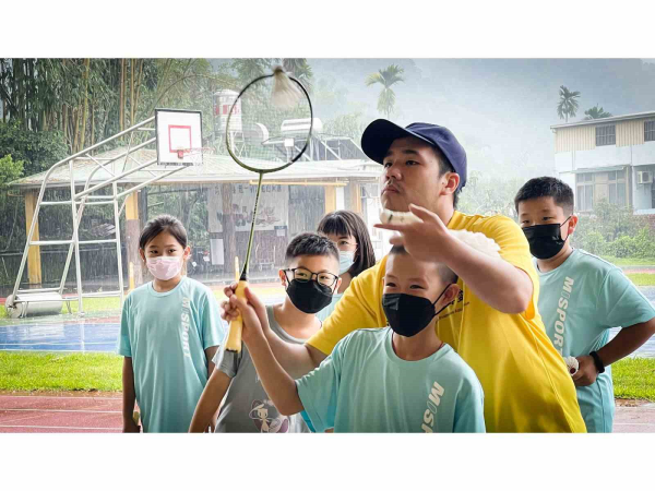 星動在偏鄉國小進行羽球運動教學及體驗