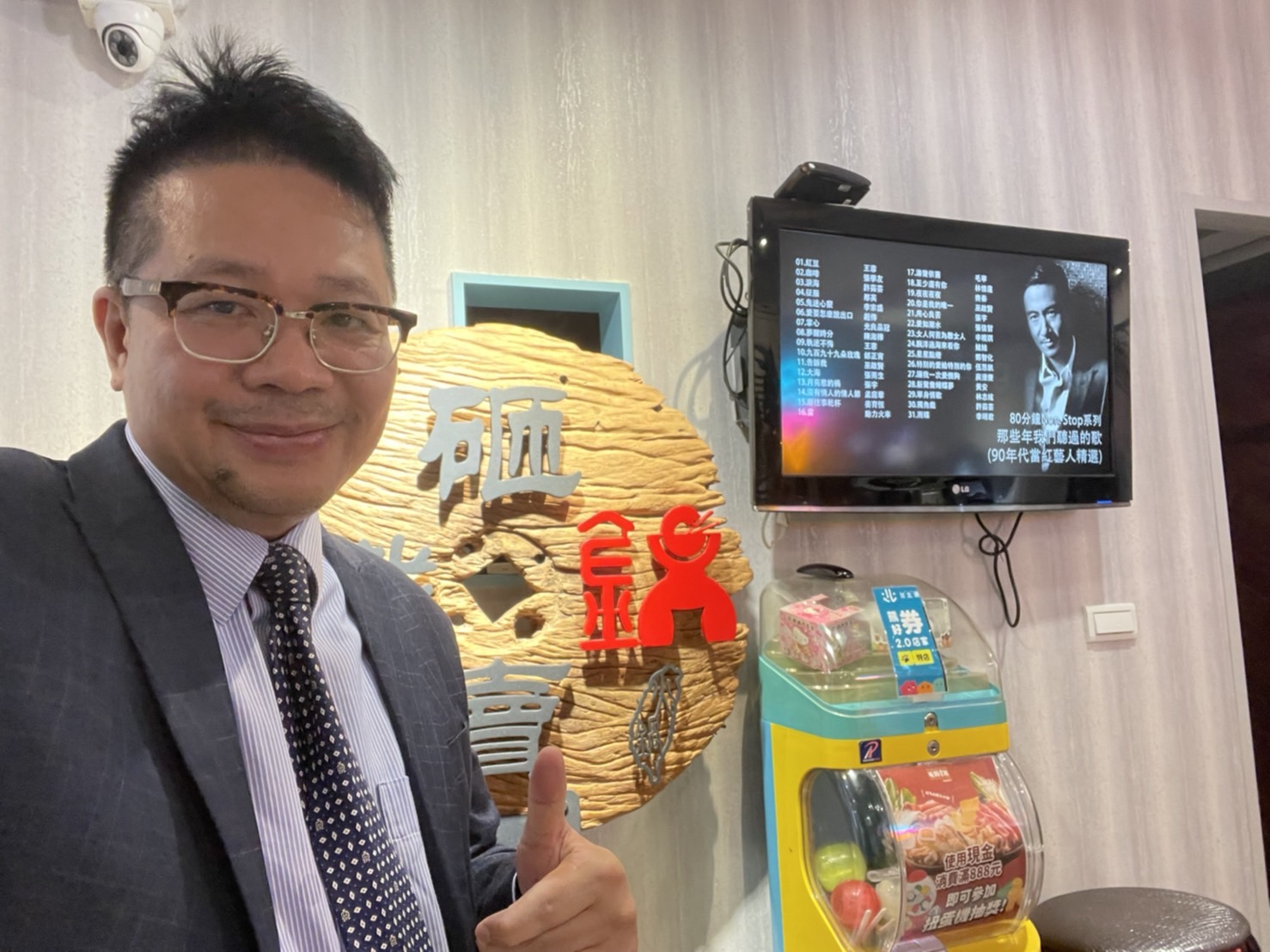 徐 立 信 議 員 創 立 的 「 砸 鍋 賣 鐵 小 火 鍋 餐 廳 」 價 廉 物 美 ， 還 提 供 優 秀 學 子 以 獎 狀 免 費 換 餐 ， 見 者 感 動 讓 人 敬 佩 ！ 