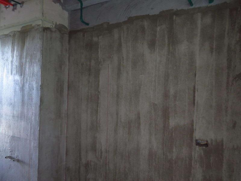 衛浴淋浴間洗澡使用淋浴花灑時，很難控制水噴灑淋濕的範圍，而且熱水的水蒸氣會向上竄升，上方牆壁也會因此受潮，建議淋浴間牆面可以擴大防水範圍施作。