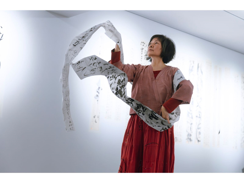 墨遊個展開幕當天，張金蓮老師以即興舞書画山居情境。