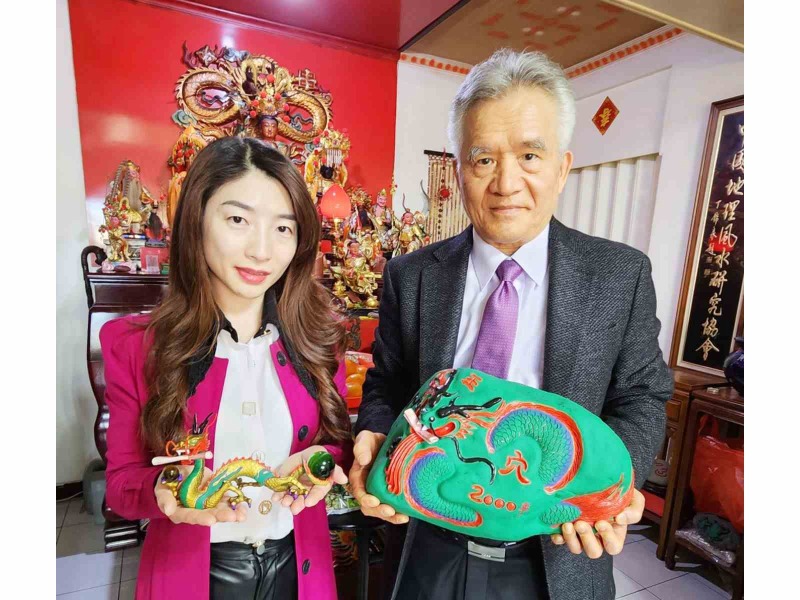 中國地理風水研究協會理事長張旭初(右)與女弟子劉詩穎(左)傳授布陣秘訣，為大家招財運。