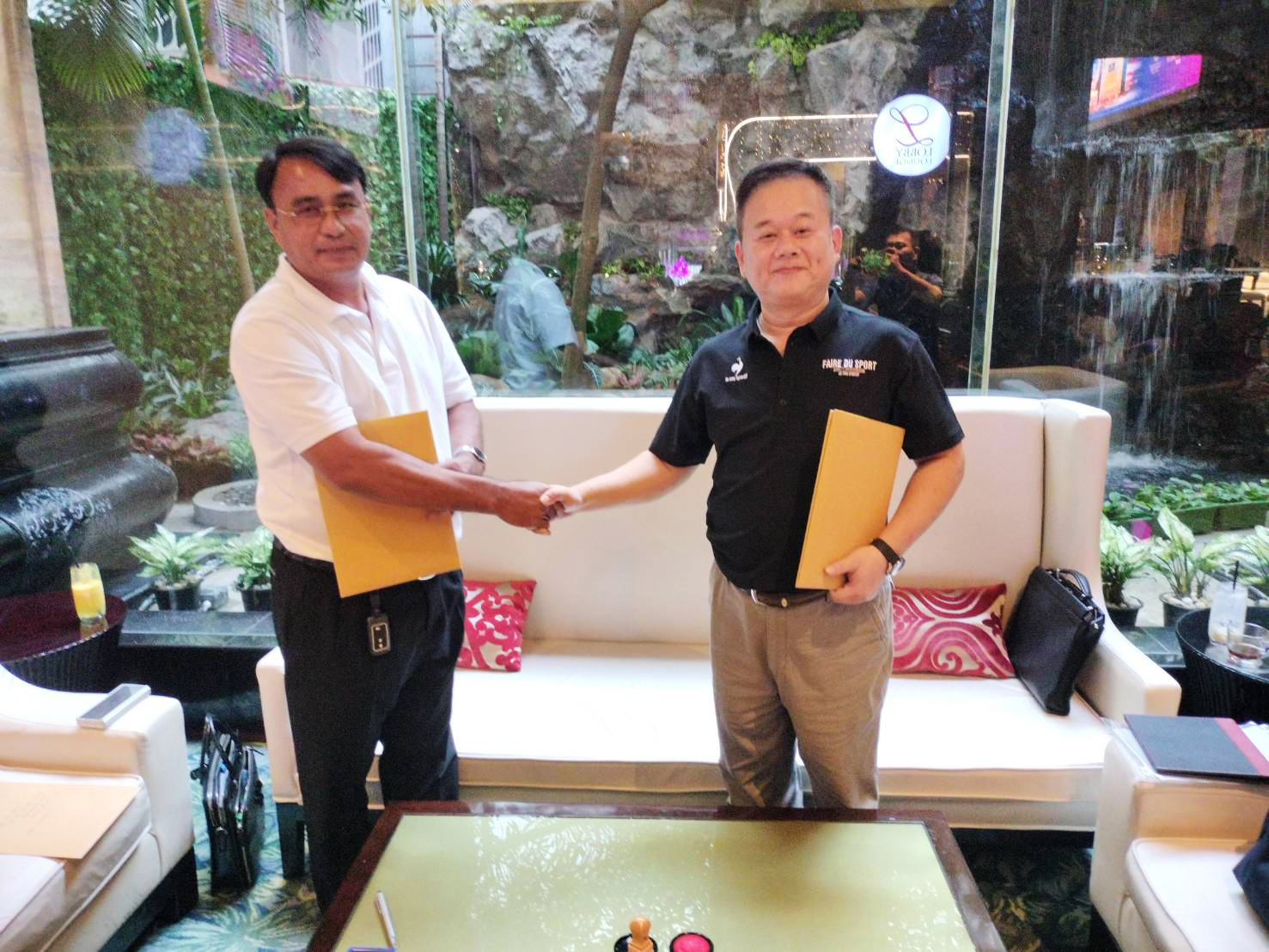 柬 埔 寨 S o p h a   H e n g   I n v e s t m e n t   C o . , L t d 董 事 長 ( 左 ) v s . 台 灣 寰 宇 能 源 股 份 有 限 公 司 執 行 董 事 呂 朋 崴 ( 右 ) 。 