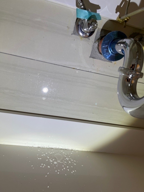 浴 櫃 下 的 三 角 凡 爾 安 裝 未 確 實 也 會 產 生 漏 水 。 