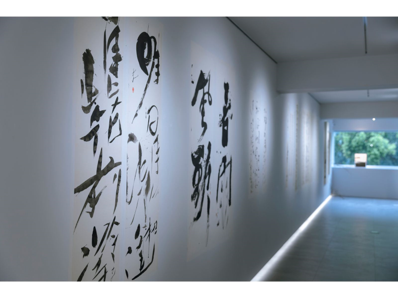 作品無框架直接裱褙於牆上，與張金蓮老師不受拘束自在創作的精神相呼應。