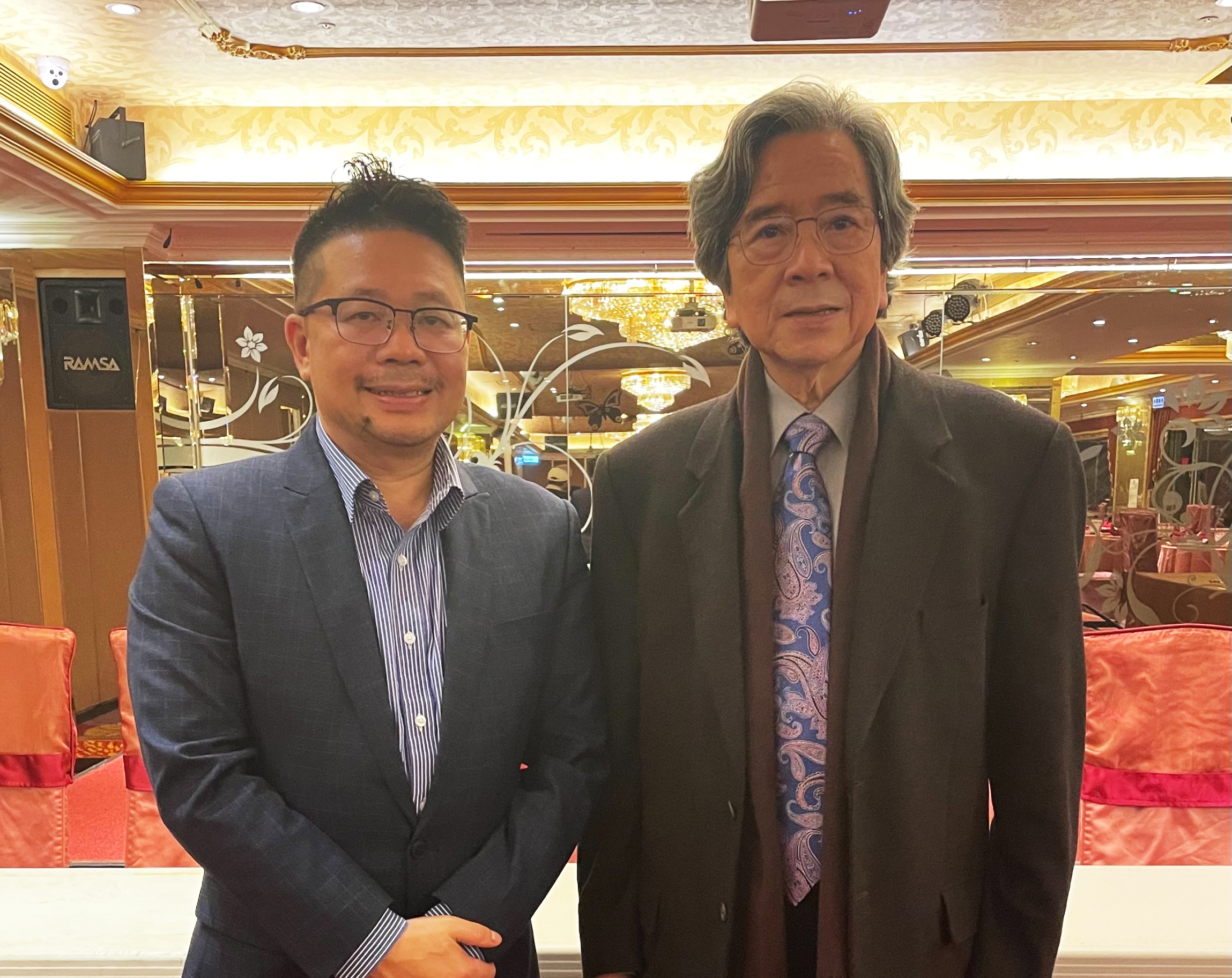 在 公 督 盟 的 聚 善 宴 中 , 向 亞 洲 交 流 基 金 會 蕭 新 煌 董 事 長 ( 右 ) 請 益 , 並 期 待 政 府 的 新 移 民 關 懷 可 以 持 續 發 展 ! 在 公 督 盟 的 聚 善 宴 中 , 向 亞 洲 交 流 基 金 會 蕭 新 煌 董 事 長 ( 右 ) 請 益 , 並 期 待 政 府 的 新 移 民 關 懷 可 以 持 續 發 展 !