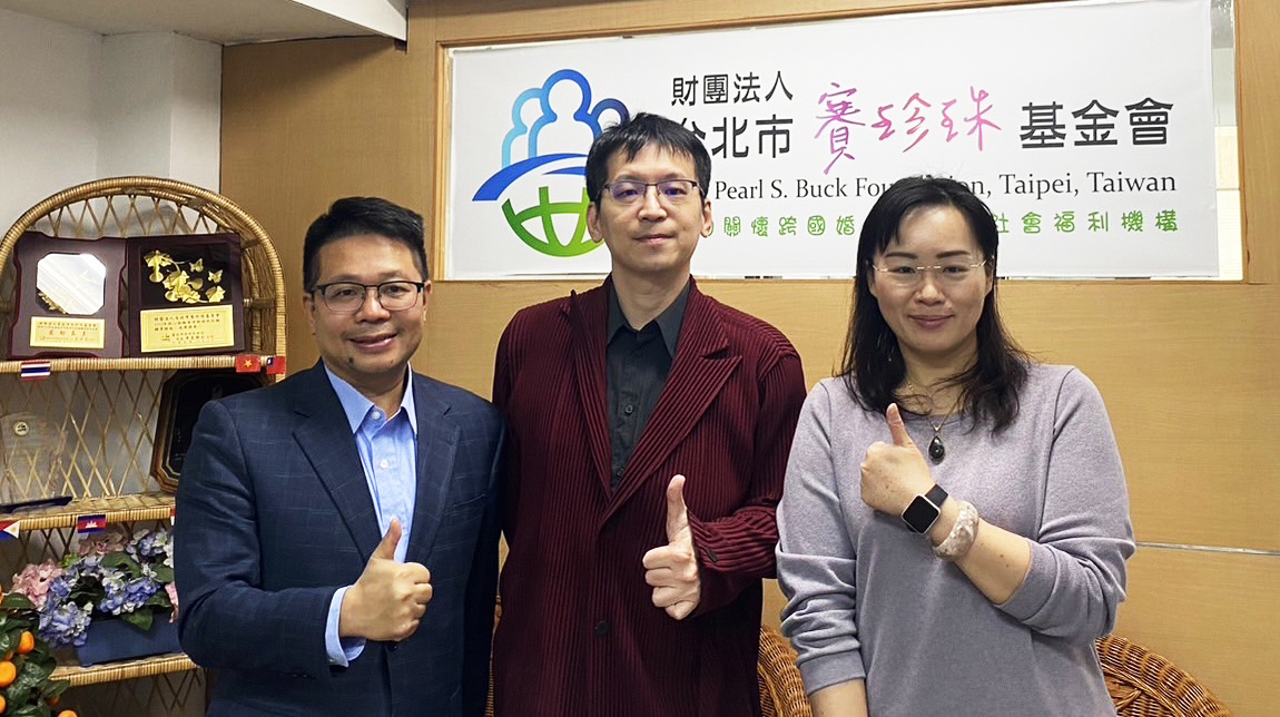 陪 同 楊 斯 棓 醫 師 ( 中 ) 拜 訪 賽 珍 珠 基 金 會 , 期 待 能 讓 更 多 人 認 識 新 移 民 家 庭 的 關 懷 服 務 , 由 林 蒔 萱 執 行 長 ( 右 ) 接 待 及 介 紹 。 大 家 龍 年 平 安 。 陪 同 楊 斯 棓 醫 師 ( 中 ) 拜 訪 賽 珍 珠 基 金 會 , 期 待 能 讓 更 多 人 認 識 新 移 民 家 庭 的 關 懷 服 務 , 由 林 蒔 萱 執 行 長 ( 右 ) 接 待 及 介 紹 。 大 家 龍 年 平 安 。