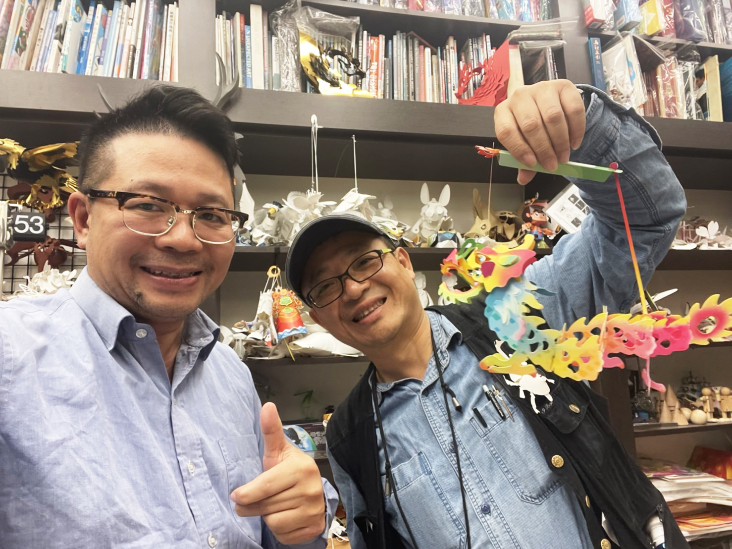 洪 新 富 老 師 ( 右 ) 持 續 創 作 , 今 年 的 龍 年 燈 籠 更 別 具 特 色 及 技 巧 ! 我 們 跟 往 年 一 樣 認 購 一 些 來 做 文 化 推 廣 ! 祝 大 家 龍 年 平 安 。 洪 新 富 老 師 ( 右 ) 持 續 創 作 , 今 年 的 龍 年 燈 籠 更 別 具 特 色 及 技 巧 ! 我 們 跟 往 年 一 樣 認 購 一 些 來 做 文 化 推 廣 ! 祝 大 家 龍 年 平 安 。