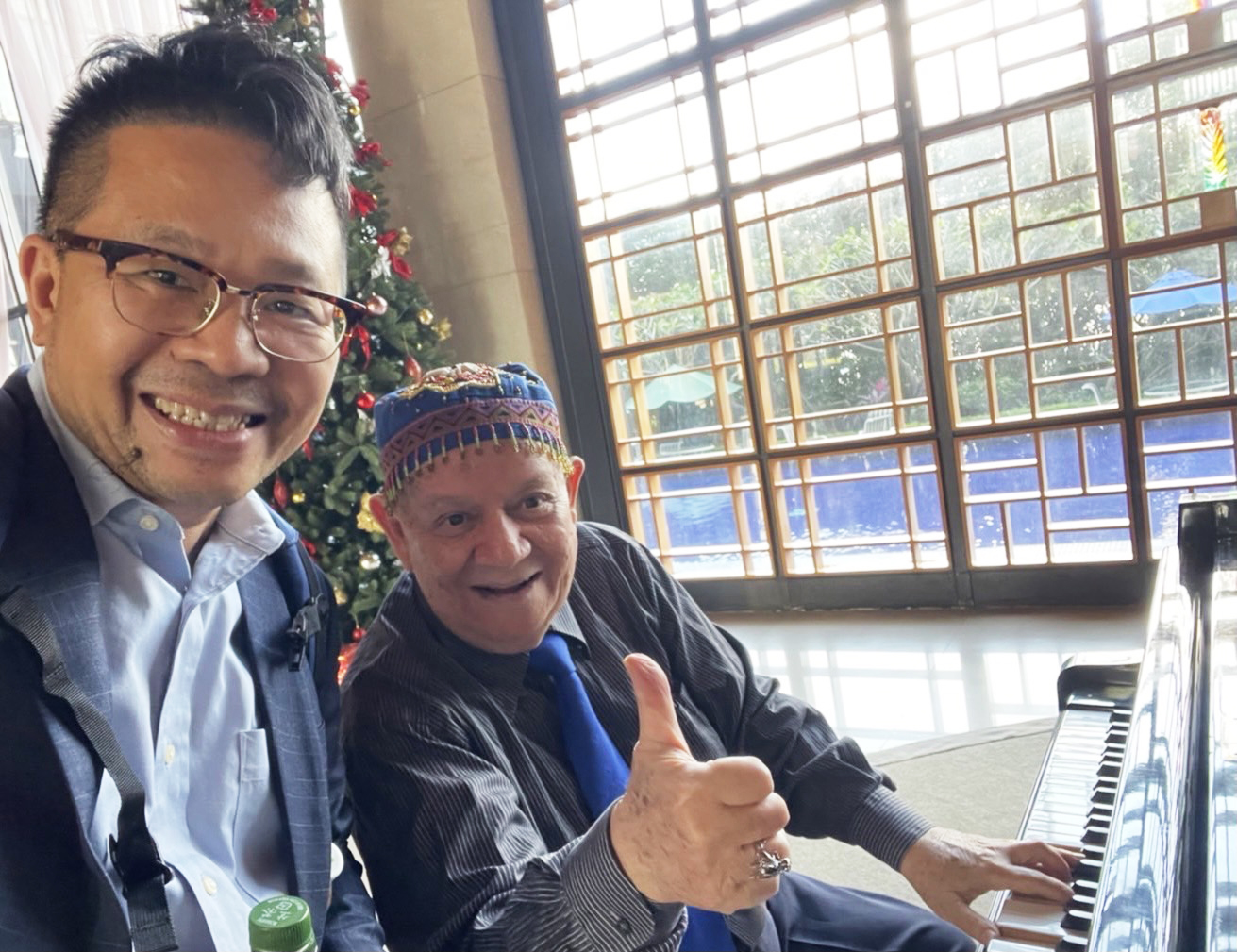 到 八 里 拜 訪 朋 友 遇 見 從 巴 拉 圭 來 台 旅 居 的 民 眾 在 演 奏 , 他 知 道 我 來 自 香 港 立 刻 獻 上 一 曲 「 上 海 灘 」 , 讓 人 溫 馨 感 動 ! 到 八 里 拜 訪 朋 友 遇 見 從 巴 拉 圭 來 台 旅 居 的 民 眾 在 演 奏 , 他 知 道 我 來 自 香 港 立 刻 獻 上 一 曲 「 上 海 灘 」 , 讓 人 溫 馨 感 動 !