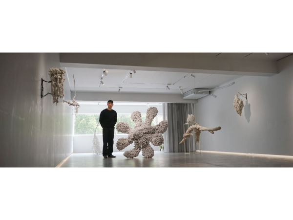 藝術家何宇森於南方雪展覽現場