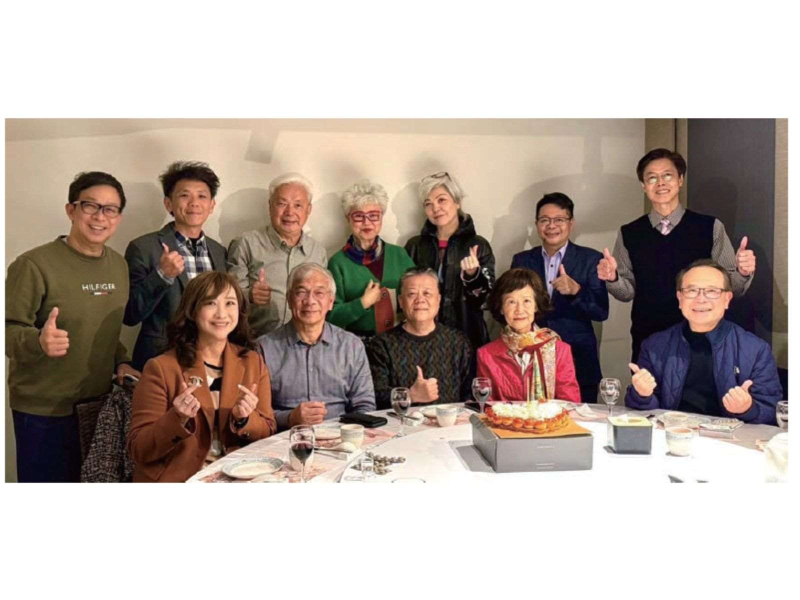 感謝世新大學吳永乾前校長(中)、陳清河校長(左二)等師長的栽培及校友的鼓勵，讓筆者持續精進社會學分！