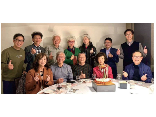 感謝世新大學吳永乾前校長(中)、陳清河校長(左二)等師長的栽培及校友的鼓勵，讓筆者持續精進社會學分！