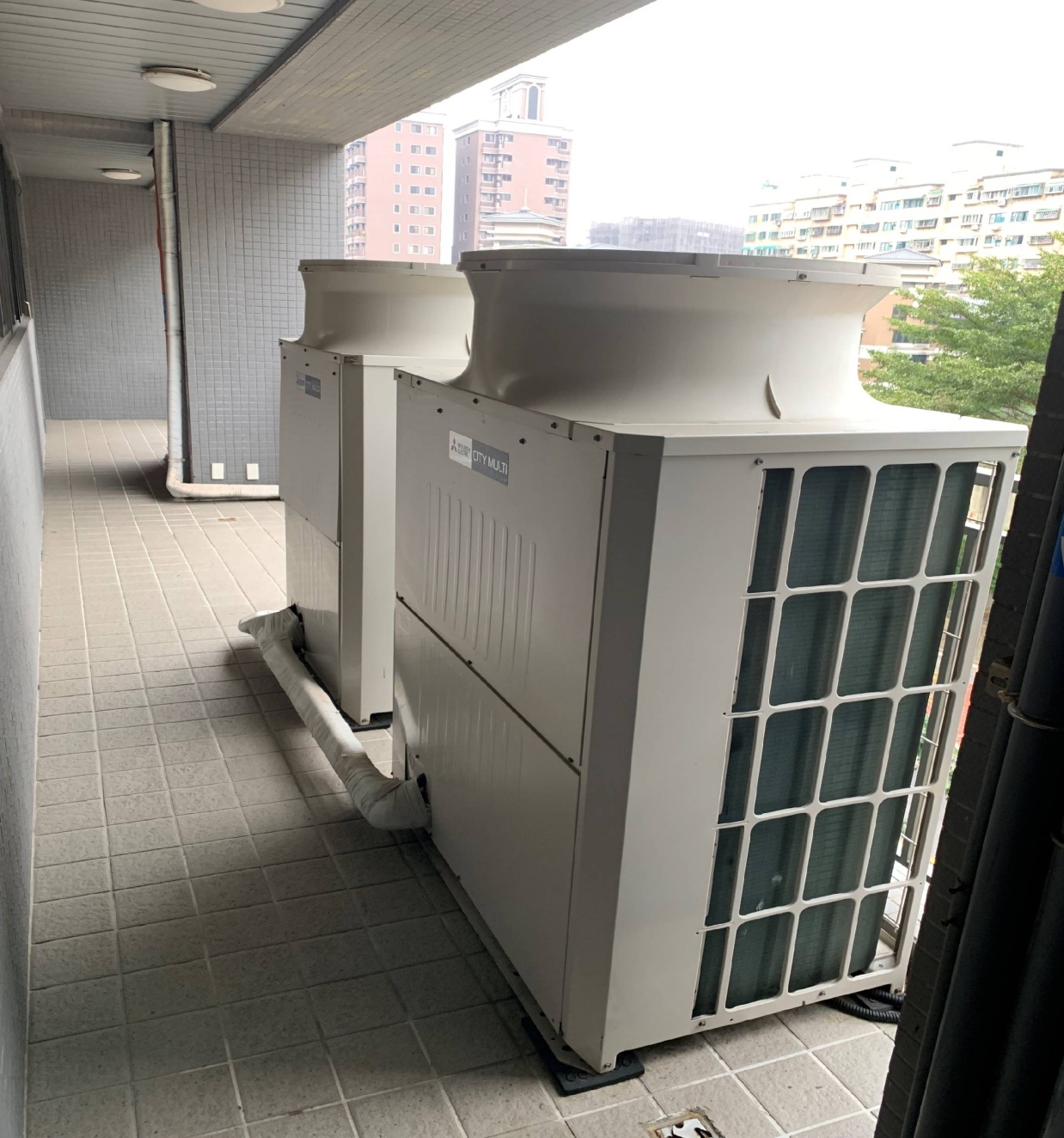 圖 1 ： 陽 台 機 電 設 備 空 間 不 能 擅 自 變 更 為 室 內 空 間 