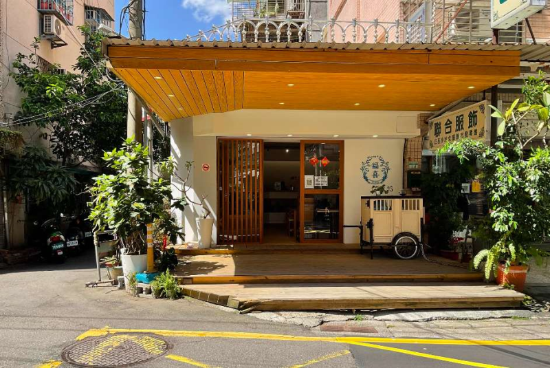 「透過一頓熱飯和一句真誠的問候，讓每一位來到這裡的人感受到溫暖與關懷。」－浪人食堂