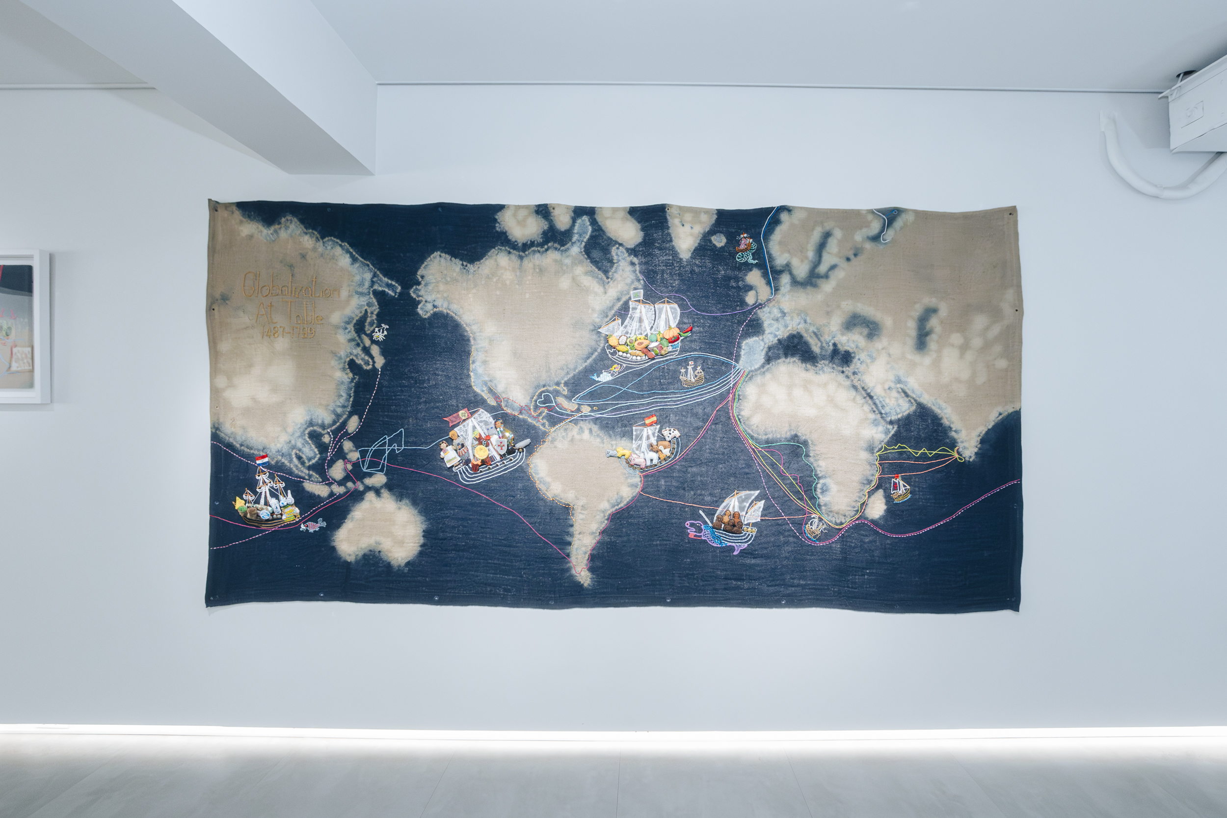 鄧 文 貞 《 餐 桌 上 的 全 球 化 》 ︱ 藍 染 、 麻 布 、 刺 繡 、 複 合 媒 材 ︱ 1 5 0 × 3 0 0 c m ︱ 2 0 2 3 - 2 0 2 4 鄧 文 貞 《 餐 桌 上 的 全 球 化 》 ︱ 藍 染 、 麻 布 、 刺 繡 、 複 合 媒 材 ︱ 1 5 0 × 3 0 0 c m ︱ 2 0 2 3 - 2 0 2 4