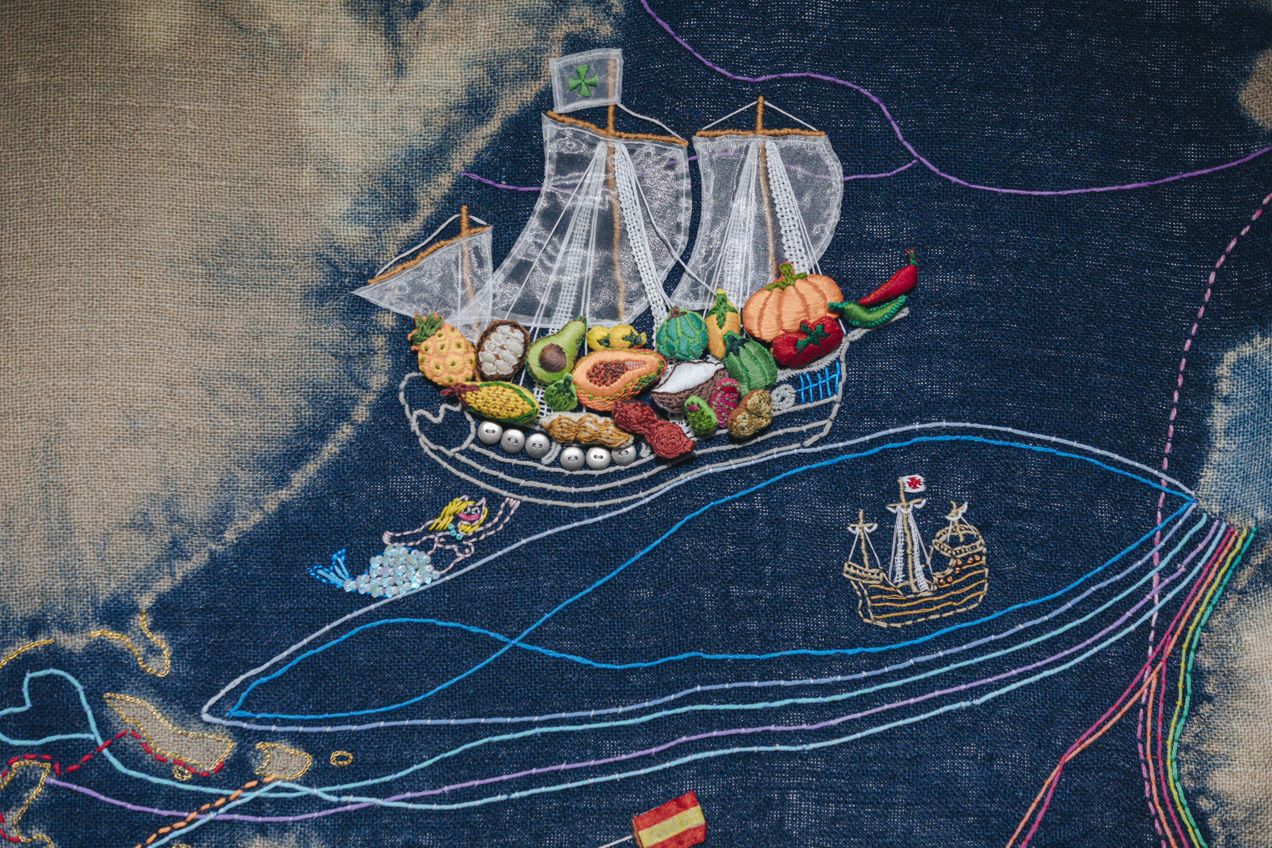 鄧 文 貞 《 餐 桌 上 的 全 球 化 》 作 品 局 部 細 節 , 「 軟 雕 塑 」 的 呈 現 。 鄧 文 貞 《 餐 桌 上 的 全 球 化 》 作 品 局 部 細 節 , 「 軟 雕 塑 」 的 呈 現 。