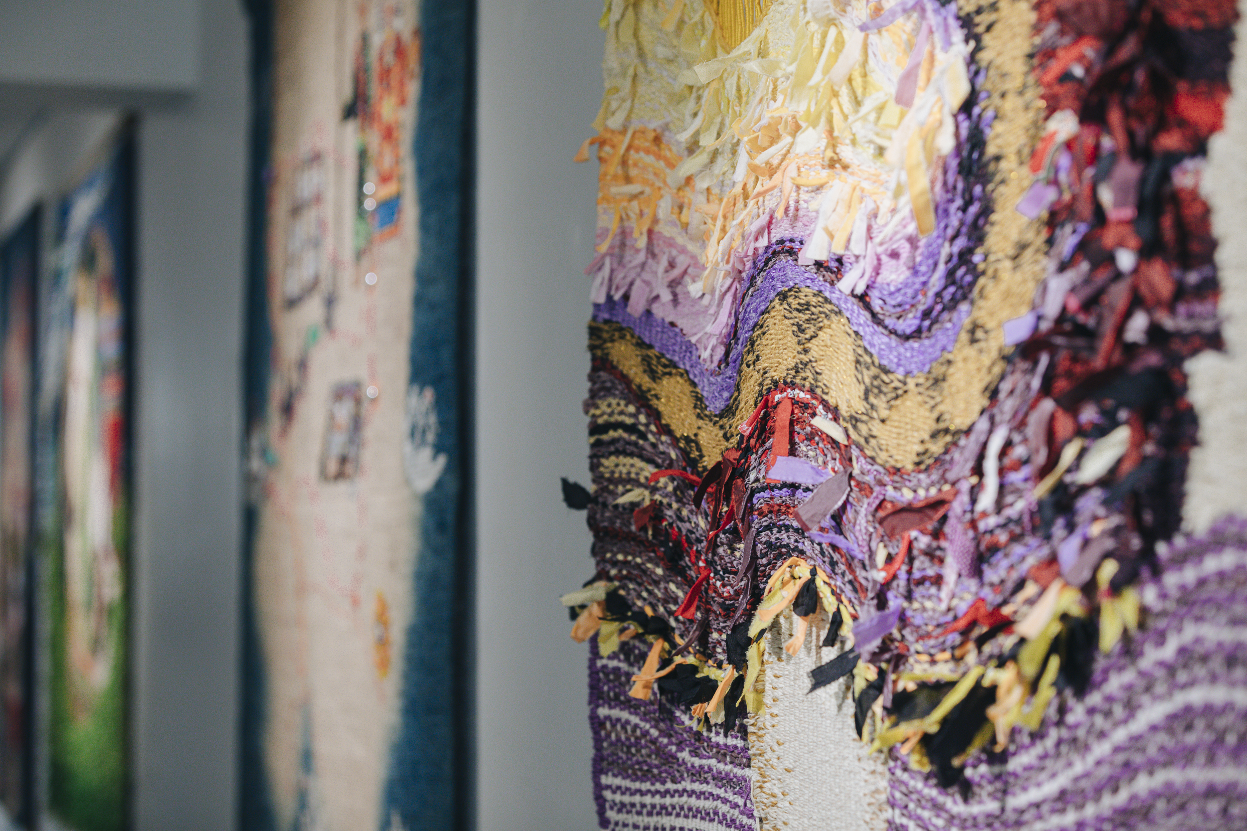 「 台 灣 寶 」 系 列 作 品 《 壺 生 》 、 《 台 灣 事 件 1 8 6 7 - 1 8 7 4 》 理 善 藝 聚 空 間 展 場 一 隅 「 台 灣 寶 」 系 列 作 品 《 泰 雅 族 遷 徙 圖 》 、 《 死 之 華 I I 》 局 部 。 織 染 的 技 藝 與 靈 感 來 源 鄧 文 「 台 灣 寶 」 系 列 作 品 《 壺 生 》 、 《 台 灣 事 件 1 8 6 7 - 1 8 7 4 》 理 善 藝 聚 空 間 展 場 一 隅 「 台 灣 寶 」 系 列 作 品 《 泰 雅 族 遷 徙 圖 》 、 《 死 之 華 I I 》 局 部 。 織 染 的 技 藝 與 靈 感 來 源 鄧 文