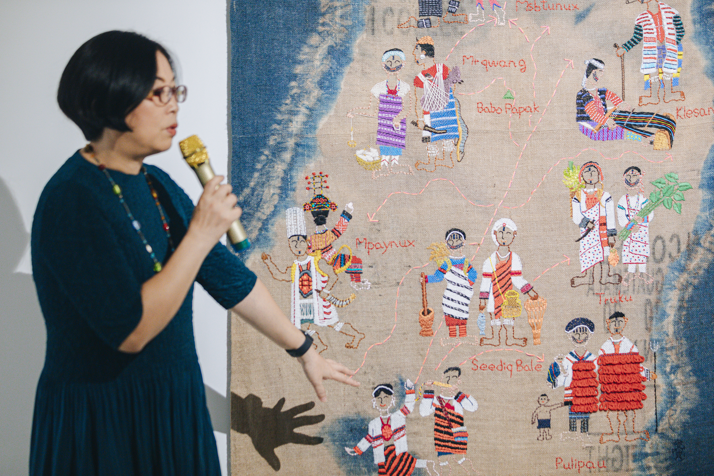 鄧 文 貞 分 享 作 品 《 泰 雅 族 遷 徙 圖 》 細 節 與 其 中 的 小 故 事 。 鄧 文 貞 分 享 作 品 《 泰 雅 族 遷 徙 圖 》 細 節 與 其 中 的 小 故 事 。