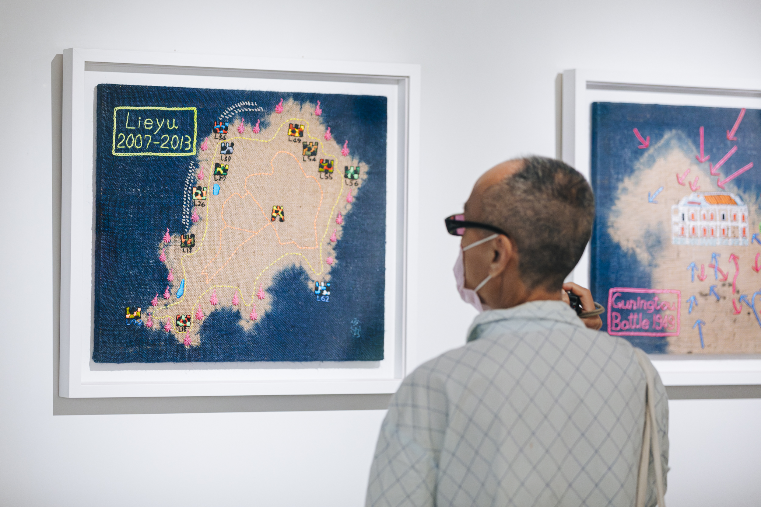 觀 眾 欣 賞 作 品 《 古 寧 頭 戰 役 》 和 《 烈 嶼 》 。 觀 眾 欣 賞 作 品 《 古 寧 頭 戰 役 》 和 《 烈 嶼 》 。