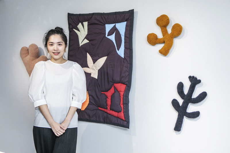 藝術家李佳玲與「Soft Soul; Sleep 軟想法; 睡眠運動」系列作品。