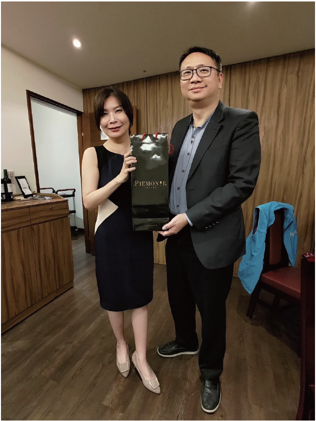 理 周 集 團 媒 體 事 業 群 總 經 理 許 洛 婕 ( 左 ) 與 參 訪 團 團 長 何 華 真 交 換 紀 念 品 。 理 周 集 團 媒 體 事 業 群 總 經 理 許 洛 婕 ( 左 ) 與 參 訪 團 團 長 何 華 真 交 換 紀 念 品 。