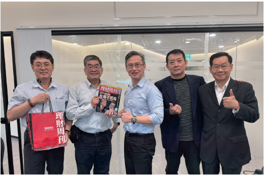 理 財 周 刊 團 隊 致 贈 當 期 雜 誌 予 今 晧 董 事 長 石 浩 吉 ( 中 ) 及 董 事 曾 柏 湖 ( 左 2 ) 。 理 財 周 刊 團 隊 致 贈 當 期 雜 誌 予 今 晧 董 事 長 石 浩 吉 ( 中 ) 及 董 事 曾 柏 湖 ( 左 2 ) 。