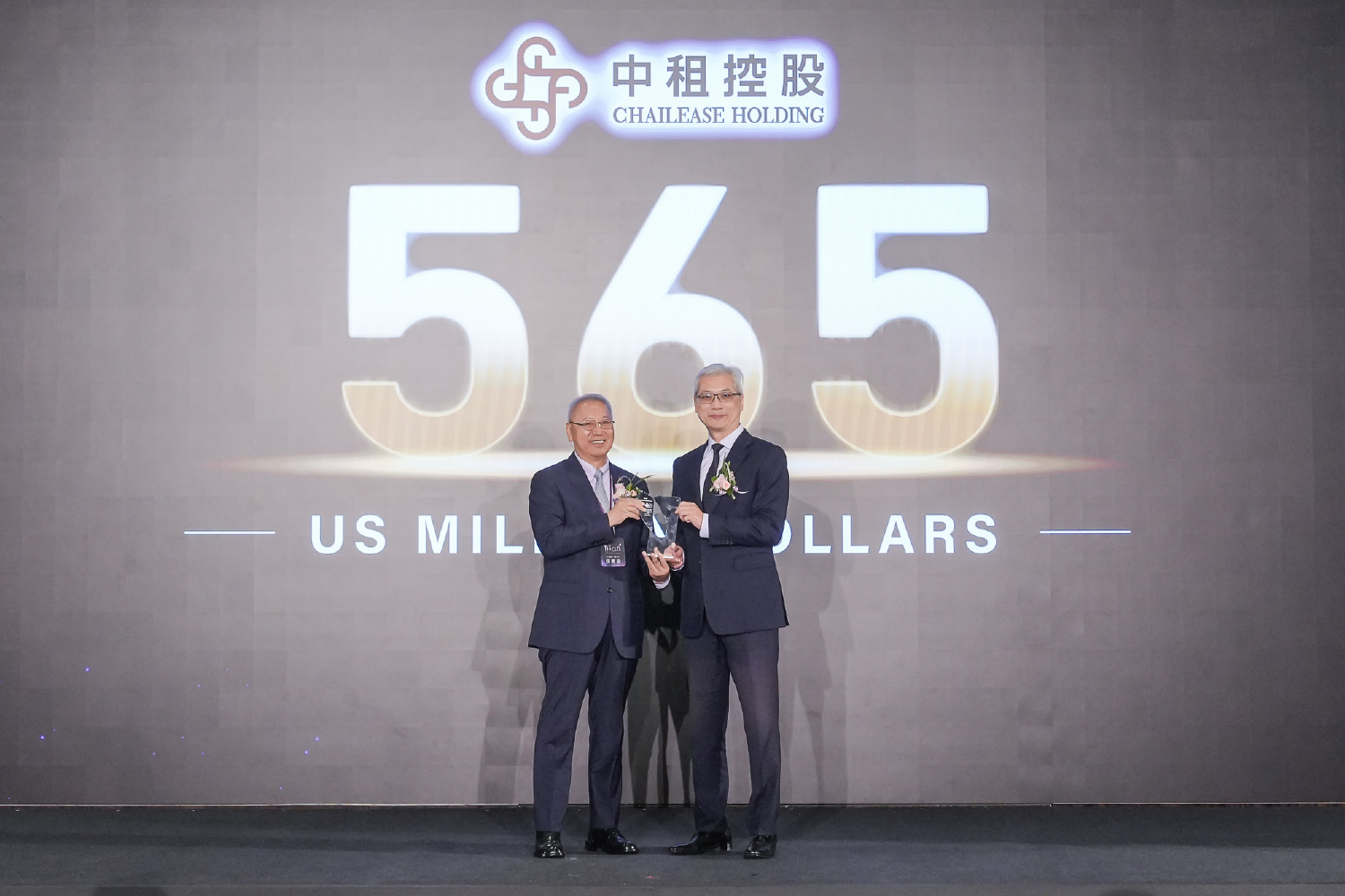 中 租 控 股 第 1 1 度 榮 獲 入 榜 台 灣 2 5 大 國 際 品 牌 ， 2 0 2 4 年 位 列 第 1 1 名 。 中 租 控 股 旗 下 中 租 迪 和 副 董 事 長 侯 明 欽 ( 左 ) 代 表 受 獎 