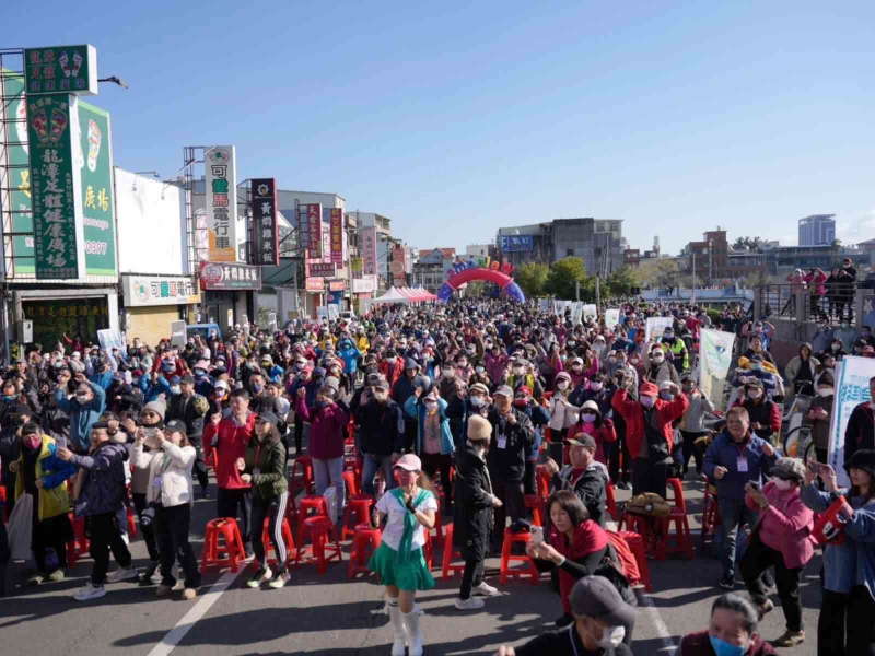 客庄寒冬送暖活動吸引千餘人參與，將馬路擠得水洩不通。