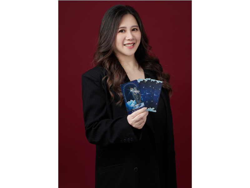 布魯克手中所持的牌是影響2025年運勢的「隱士牌」，象徵內省、智慧與靈性探索。