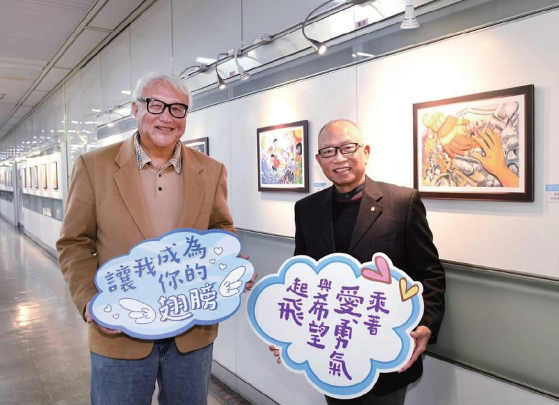 張榮發慈善基金會董事長吳景明(右)與國語日報社董事長孫慶國(左)在展示畫作前合影。