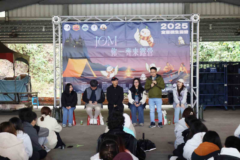 就諦學堂參與贊助的2025僑生聯合露營活動，在龍門營地順利完成，筆者很榮幸參與閉幕致詞分享經驗！圖左三為僑委會代表施博祥、圖右三為總召羅敏綿。