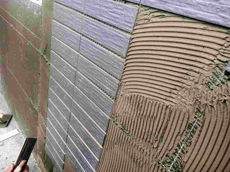 外牆貼磚-黏著劑塗抹面積不要太大，以免黏著劑過乾才貼，影響黏著效果。