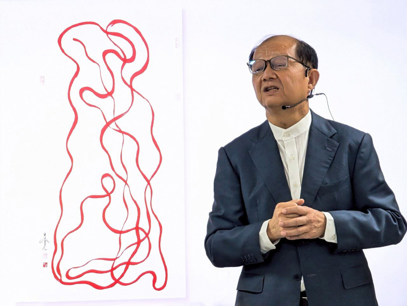 李登元老師運用其獨創「一筆能量畫藝術」，為理周教育學苑學員及參與三理人生公益好市集的夥伴舉辦專屬祈福儀式。