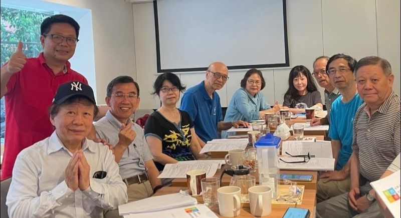 感謝文化教育界前輩們對就諦書屋的支持。(左一水準書店創辦人曾大福、右一國策顧問顧忠華教授)