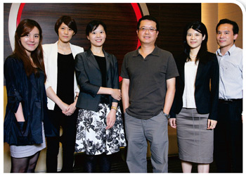 國泰投信兩位美女<a href=