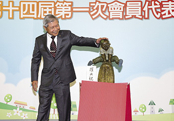 卸任兩重要職務 <a href=