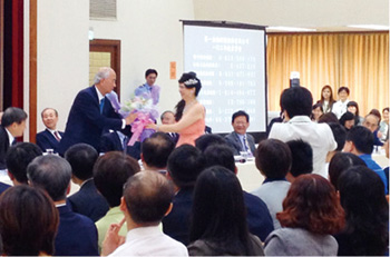 小何麗玲獻花勉勵 害<a href=