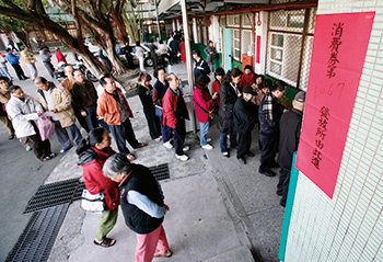 猛印鈔票，<a href=