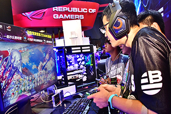 柯Ｐ力挺 軟硬大廠搶<a href=