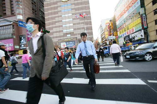 三明治新世代 買不起房也租不起房59137