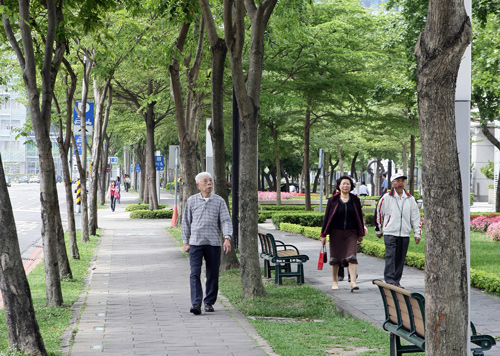 銀髮族退休 同居式<a href=